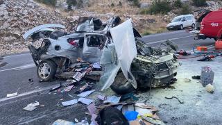 Yolcu otobüsü ve otomobil kafa kafaya çarpıştı: 1 ölü, 6 yaralı