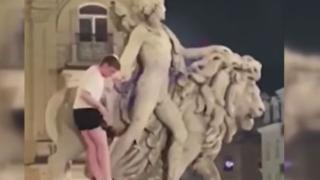 Belçika'da bir turist tırmandığı heykelin kolunu kırdı