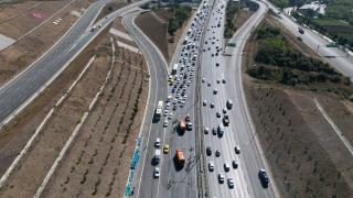 Kamyondan düşen cam damacanalar trafiği kilitledi