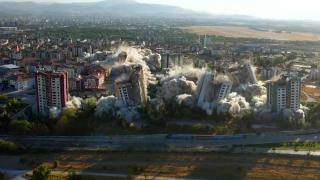 Malatya'da 15 katlı 9 bina aynı anda patlayıcıyla yıkıldı