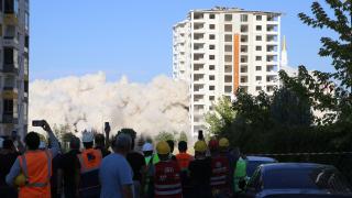 Ağır hasarlı 3 bina patlayıcıyla yıkıldı