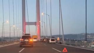 Tırdan düşen demir parçası 10 aracın lastiklerini patlattı