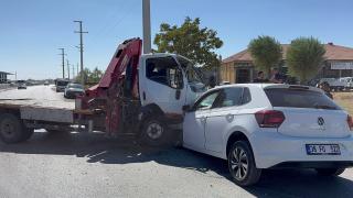 Vinç kamyoneti ile otomobil kafa kafaya çarpıştı