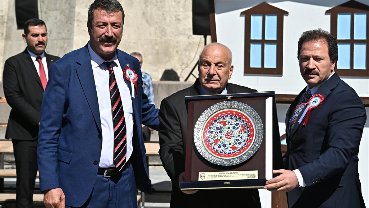 lin Ahisi, kalfası ve çırağına plaket verildi
