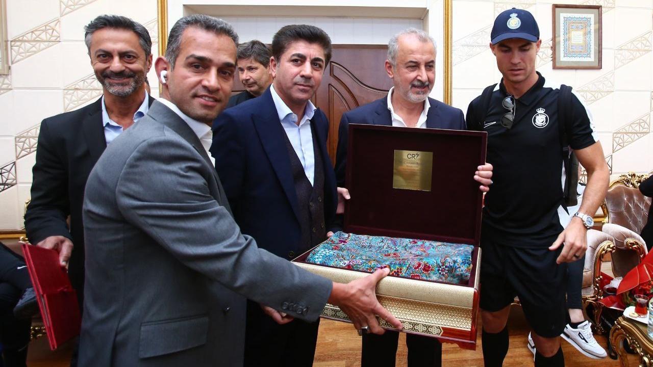 Ronaldo'ya İran halısı hediye edildi