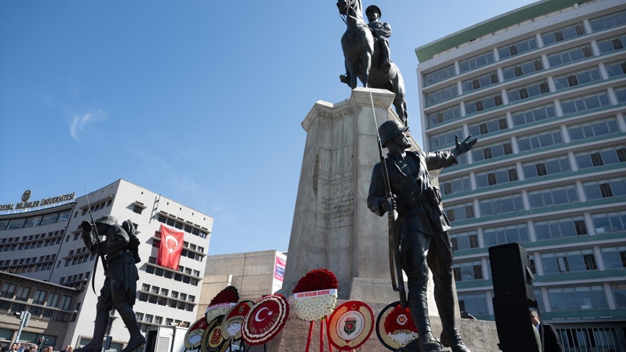 Atatürk Anıtı önüne çelenk bırakıldı