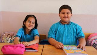 Dayı ve yeğen ilkokulda aynı sırayı paylaşıyor