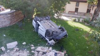 'Dur' ihtarına uymayan araç cami bahçesine uçtu