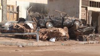 Libya'daki fırtınada sürüklenen araçlar Derne'yi araba mezarlığına çevirdi