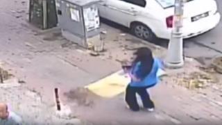 Bir adımla kurtuluş kamerada: Kilolarca ağırlıktaki cam üzerine devriliyordu