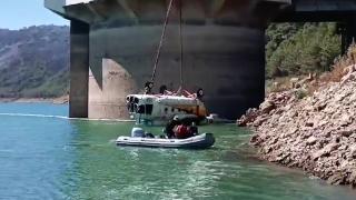 İzmir'de baraj gölüne düşen helikopterin enkazı böyle çıkarıldı