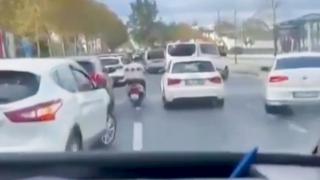 Motokurye trafikte ambulansa yol açtı