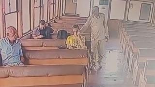 Vapurda oturan uzun saçlı çocuğun saçını yaktı