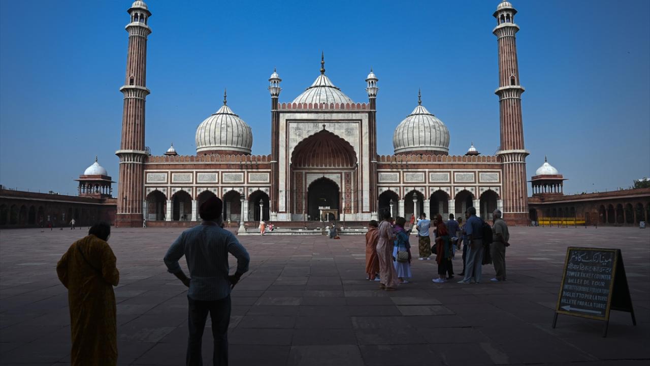 25 bin kişinin aynı anda saf tuttuğu cami
