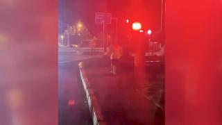 Bir gencin kaza olmasın diye rayların üzerine düşen bariyeri trenin önünden çektiği anlar kamerada