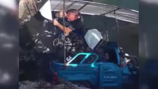 Elektrikli bisiklet, balıkçıyla birlikte denize düştü