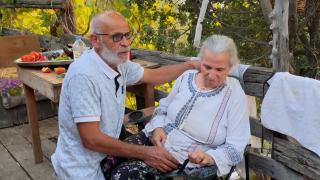 Alzheimer hastası eşini bir an olsun yalnız bırakmıyor