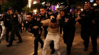 Ermenistan'da sokaklar karıştı: Protestocular gözaltına alındı