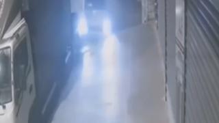 Aşırı hız yapan araç dükkana daldı: O anlar kamerada