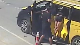 Taksiyle çarpışan motosiklet sürücüsü aracın camında asılı kaldı