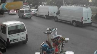 Kamyonun çarptığı aydınlatma direği üzerine devrildi: O anlar kamerada