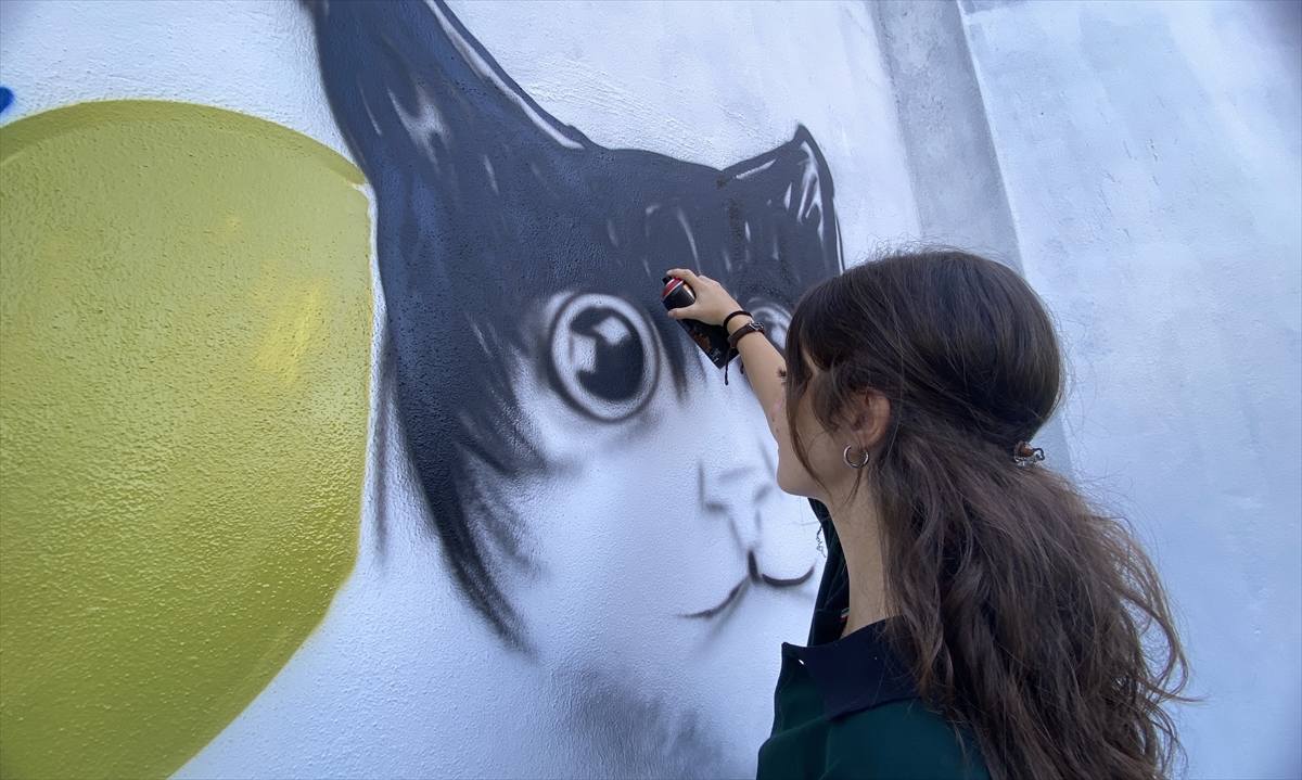 "Renkli bir dünyaya uyanmalarını sağlayacak alanlar oluşturmak istiyoruz"