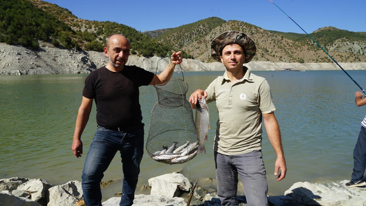 “Balık tesislerindeki ağların patlaması sonucu baraj alabalıkla doldu”