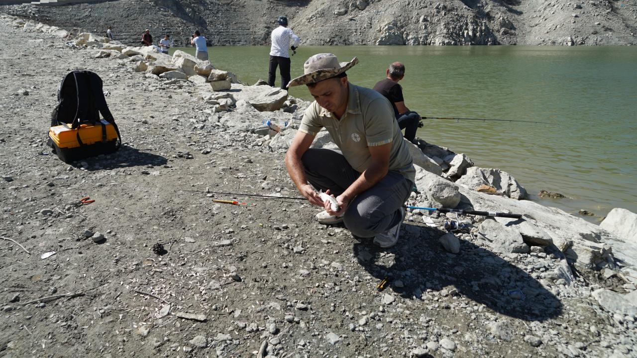 “Alabalık ağlardan kaçtığı için daha çok alabalık ve somon tutuyoruz”