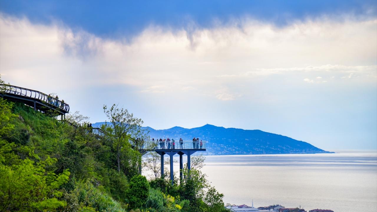 Turistler Boztepe`den şehri izlemenin keyfini yaşadı