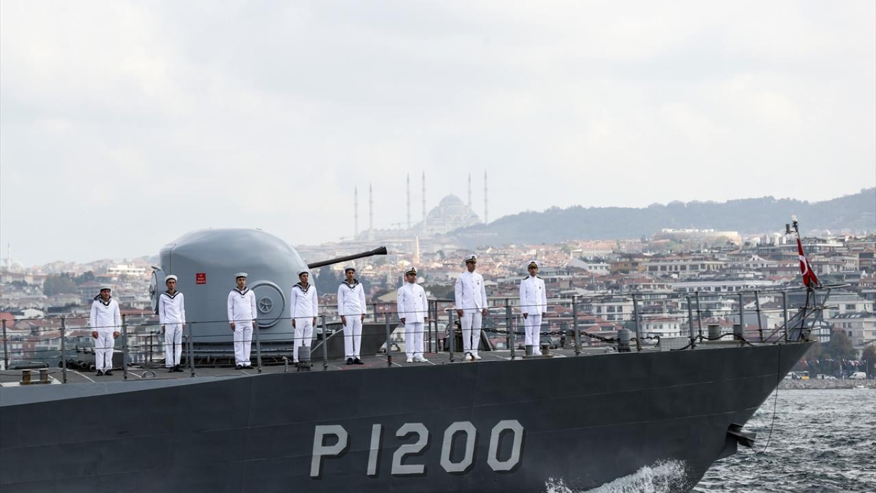 Gemiler İstanbul Boğazı`nda resmi geçit yaptı