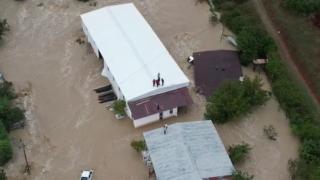 Arnavutköy'de çatıda mahsur kalan işçiler kurtarıldı