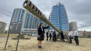 Azerbaycanlı öğrenciler, "Savaş Ganimetleri Müzesi"ni gezdi