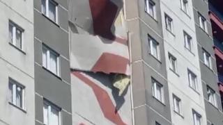 İstanbul'da bir binanın dış cephe kaplamaları çöktü