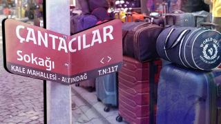 Küçük bir sokaktan dünyaya açılan çantacılar