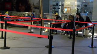 Cep telefonu alabilmek için sabaha kadar kuyrukta beklediler