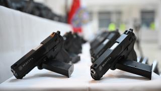 Edirne'de bir tırda 50 tabanca ve 4 makineli tüfek ele geçirildi