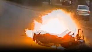 Otomobile çarpan motosiklet alev topuna döndü