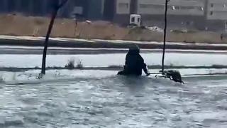 Motosikletliyle göle dönen caddede böyle sürüklendi