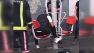 Spor aletine sıkışan genci itfaiye ekipleri böyle kurtardı