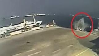 Feribota binmek isterken denize uçtu: O anlar kamerada