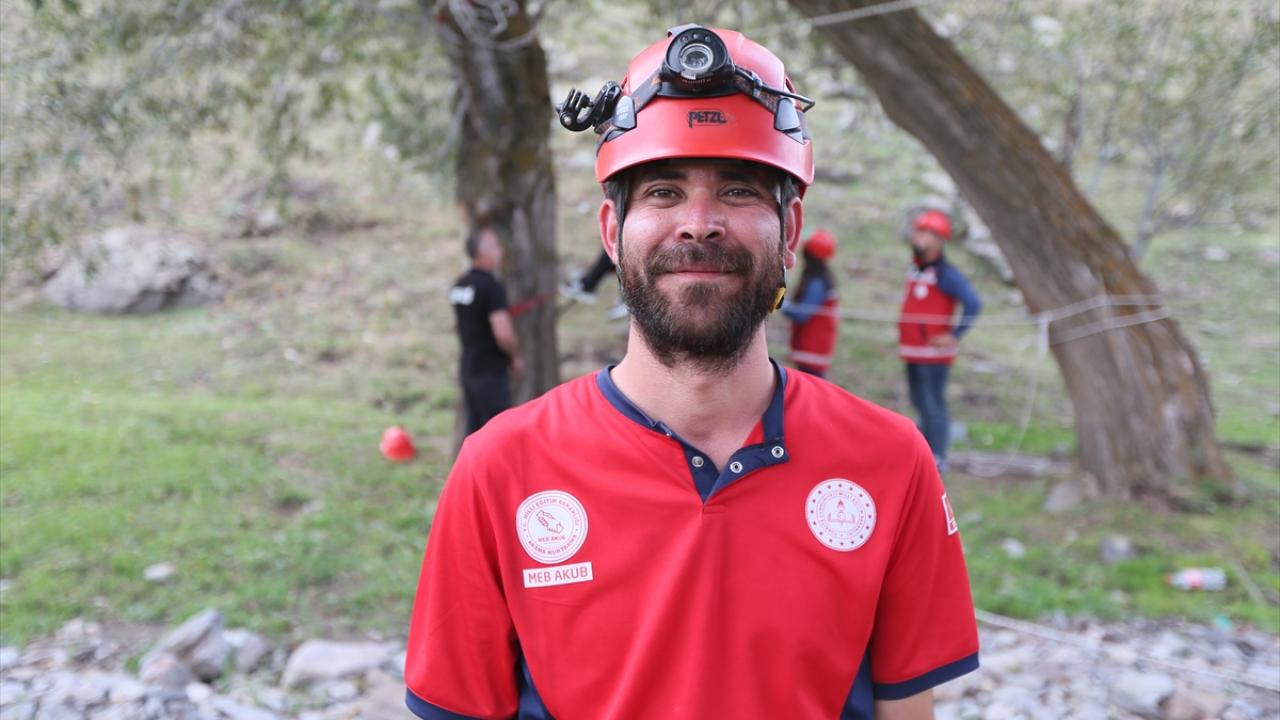 Eğitimlerle öğrenci ve velileri de bilgilendiriyorlar