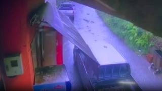 Rize’de toprağın kayarak aracı sürükleme anı güvenlik kamerasına yansıdı