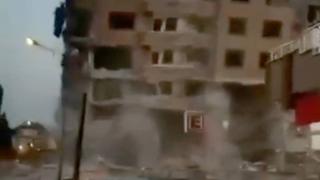 Gaziantep'te ağır hasarlı bina yıkım sırasında çöktü