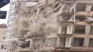 Ağır hasarlı bina kontrollü yıkım sırasında böyle çöktü