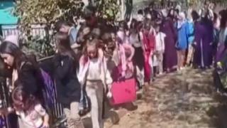 Çamur gölüne dönen okul yolu öğrencilere zor anlar yaşattı