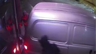 Levyeyle kapısını açamadıkları dükkana araç ile girdiler