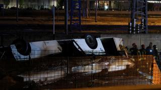 İtalya'da yolcu otobüsü üst geçitten düştü: 21 ölü