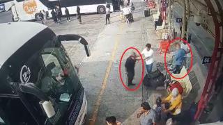 Kavga eden iki yolcu kalp krizi geçirdi: O anlar kamerada
