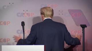 Trump, yönünü şaşıran Biden'ın taklidini yaptı