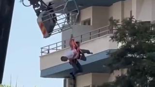 Vincin sepeti kırıldı: 2 işçi emniyet kemeri sayesinde kurtuldu